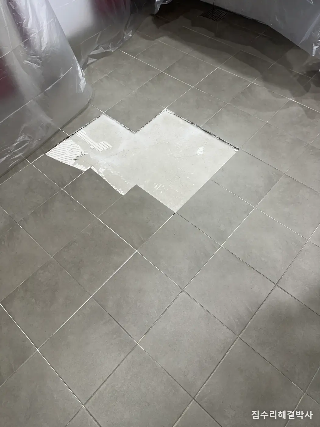 바닥 타일이 들솟다가 떨어졌다면 — 접착제가 바닥에만 발려 있었던 것입니다 시공 사진 1