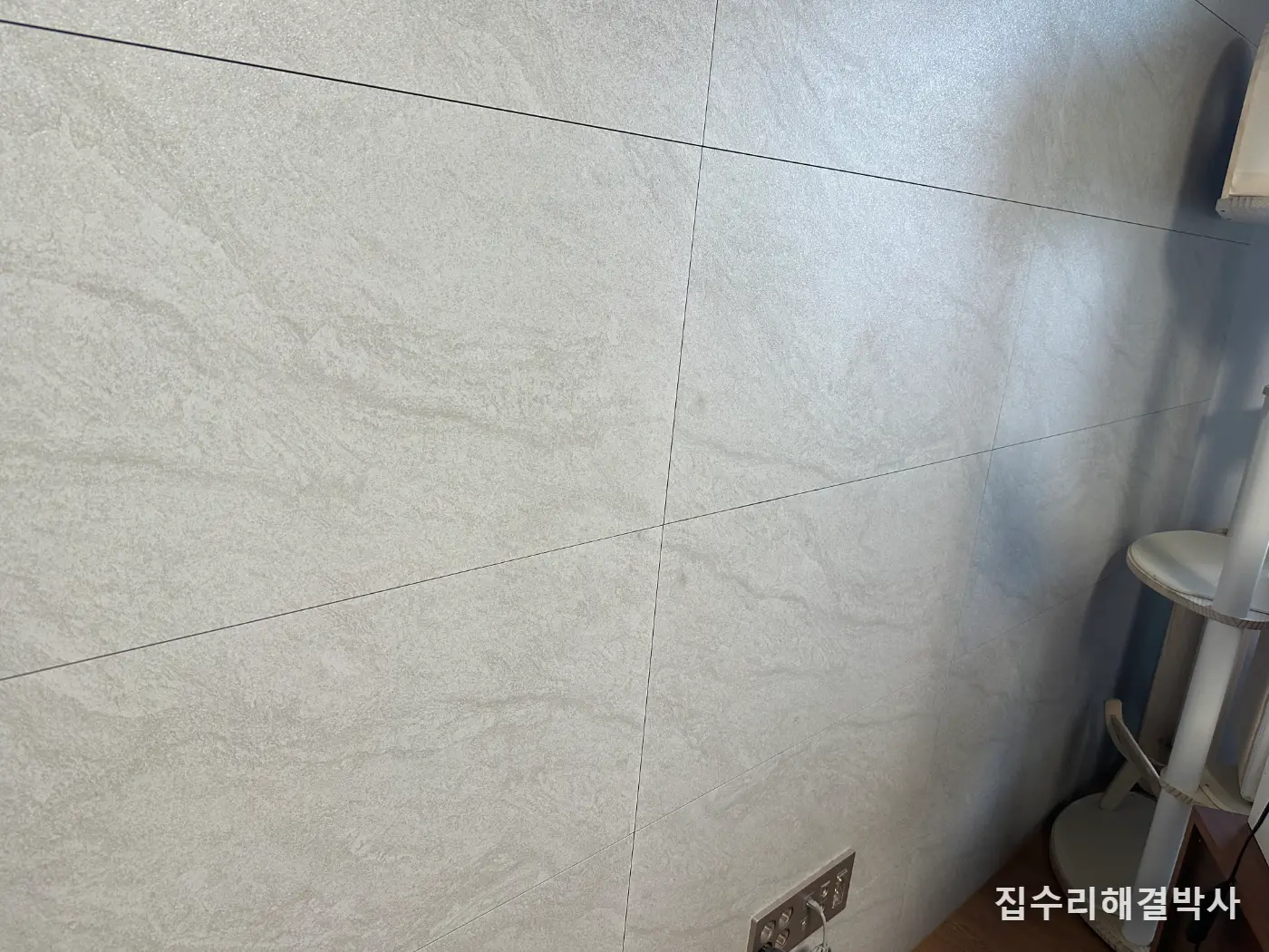이사 온 집 아트월에 남은 티비 타공 자국 — 앙카를 빼고 조색해 메우는 복원 시공 사진 5