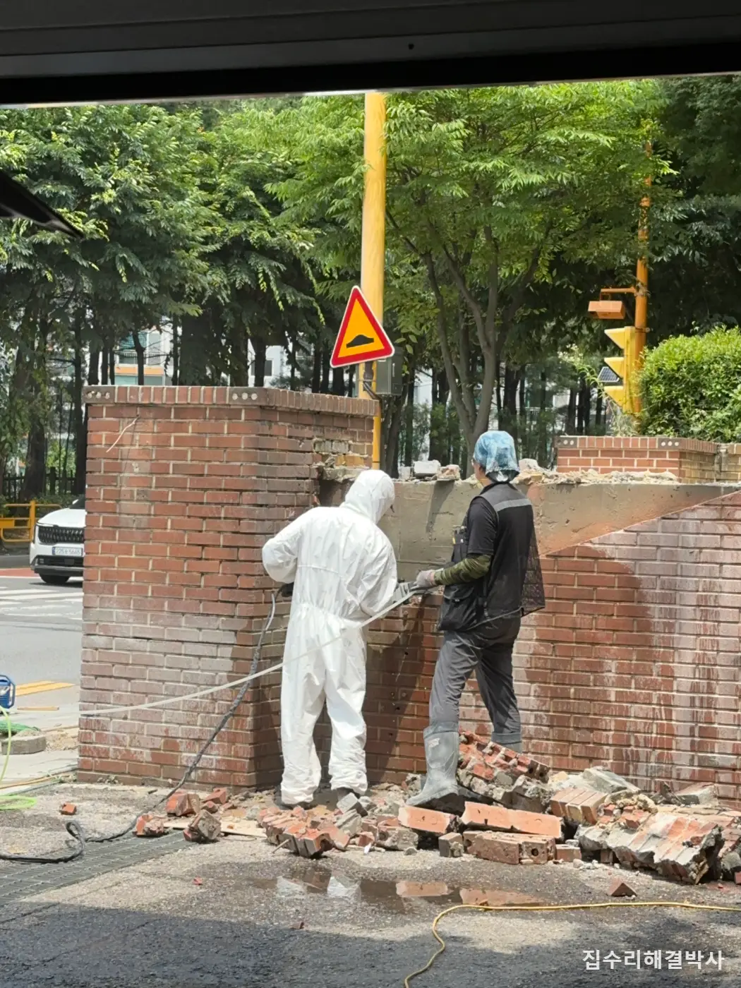 주차장에서 나올 때 앞이 안 보인다면 — 담장을 허물지 않고 경사에 맞춰 잘라내는 방법 시공 사진 3