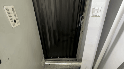 현관문 열어두고 싶은데 고양이가 나간다면 — 풀타공 알루미늄 방충문 작업 후
