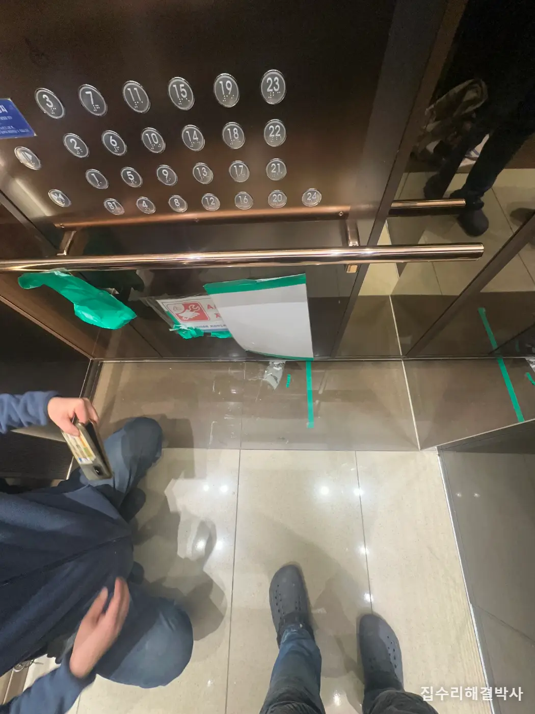 엘리베이터 바닥이 깨졌을 때 — 바닥이 철판이라 자재를 가려 써야 합니다 시공 사진 2