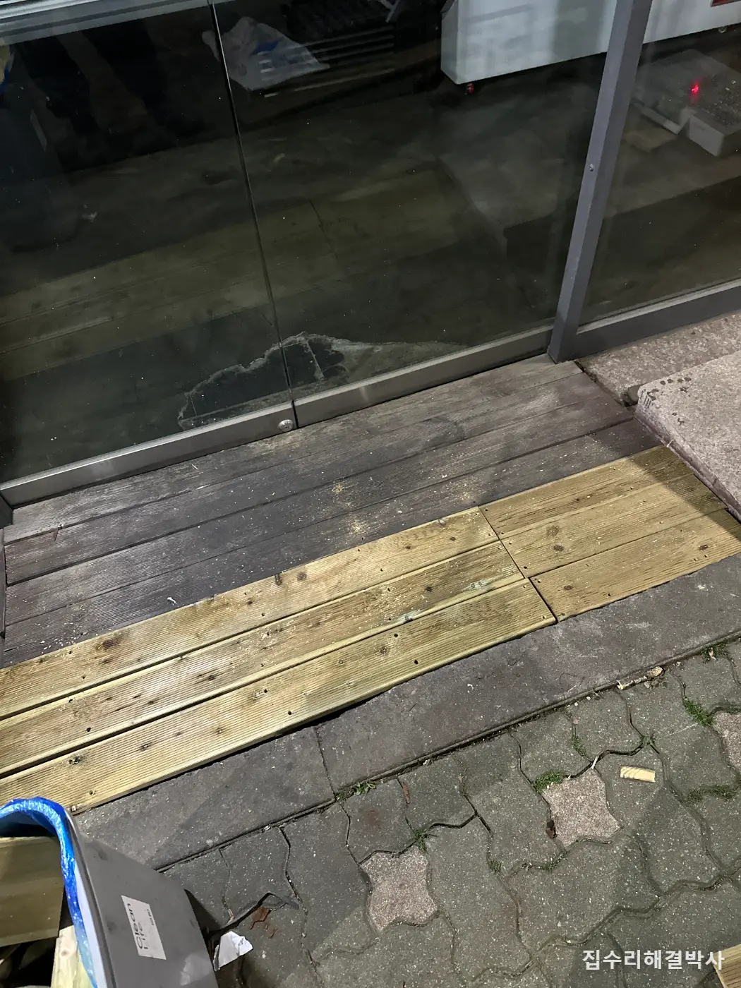 오토바이 사고로 부서진 데크 하지 — 지지대 높이를 하나씩 맞춰 새로 시공 시공 사진 8