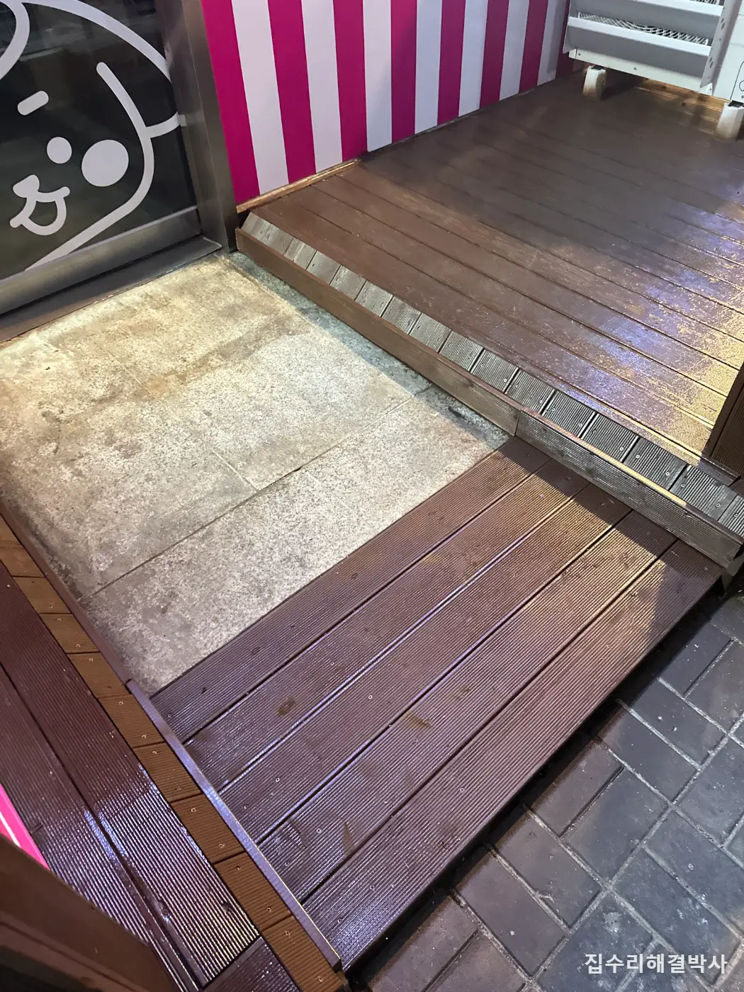 매장 입구 데크 턱에 발이 걸릴 때 — 대리석은 깨지 않고 단차 맞춰 재시공 시공 사진 6