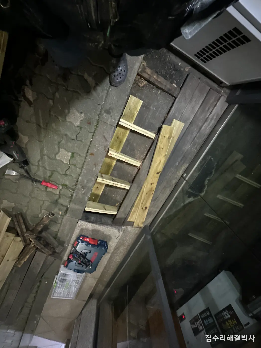 오토바이 사고로 부서진 데크 하지 — 지지대 높이를 하나씩 맞춰 새로 시공 시공 사진 3