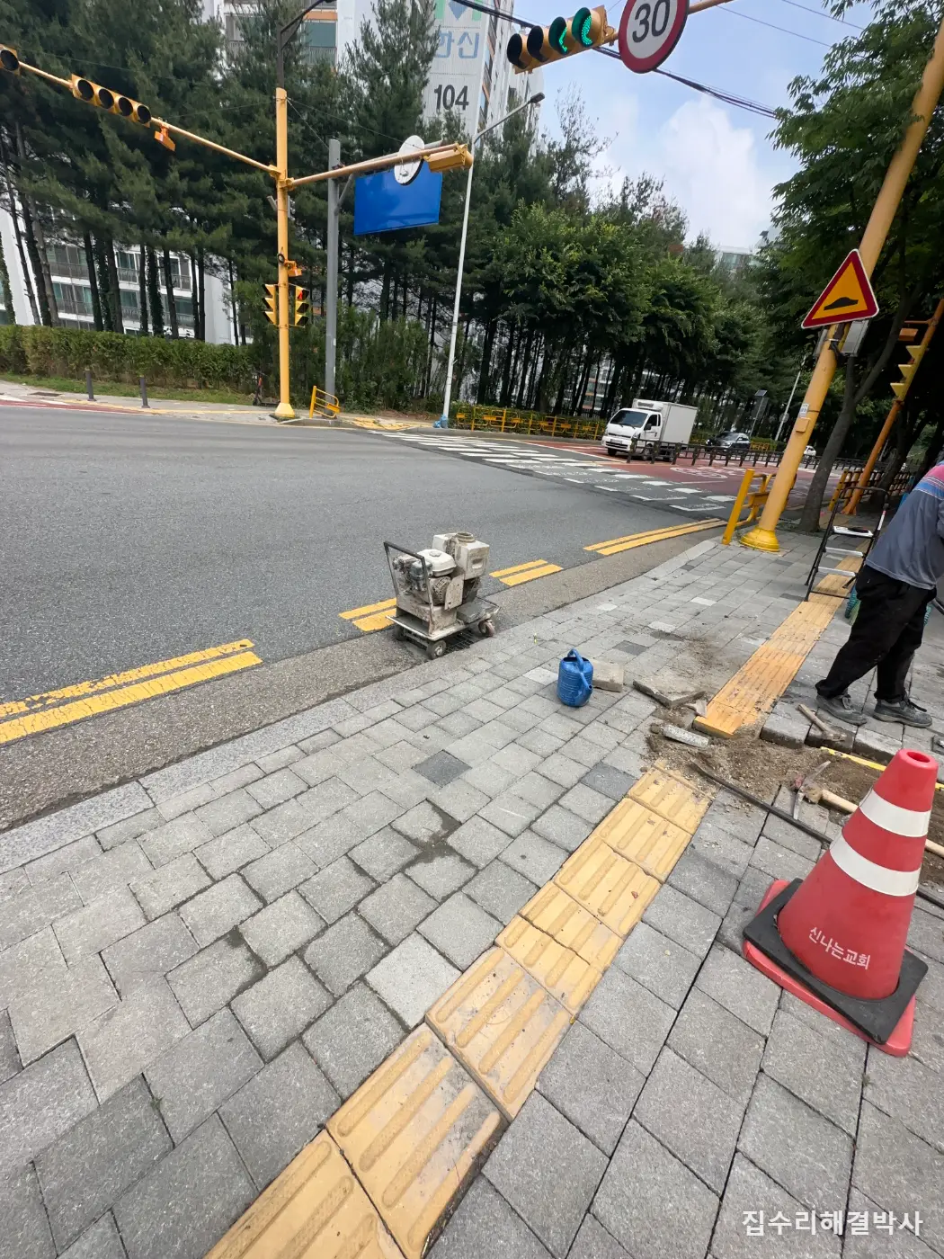 보도블럭을 시멘트로 메우면 더 망가집니다 — 들썩이는 블럭은 아래를 다시 잡아야 합니다