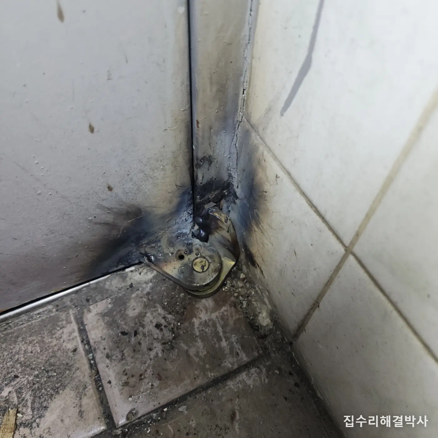 상가 화장실 방화문 힌지가 빠져 덜렁거릴 때 — 하부 경첩 절삭 후 새 힌지 용접 시공 사진 7