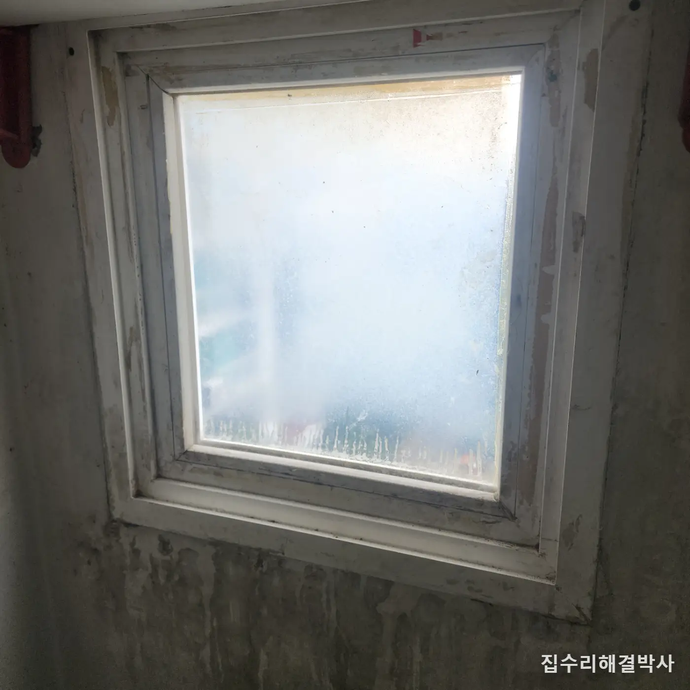 보일러실 환기창을 비닐로 막아 두셨다면 — 막는 게 아니라 바꿔야 합니다