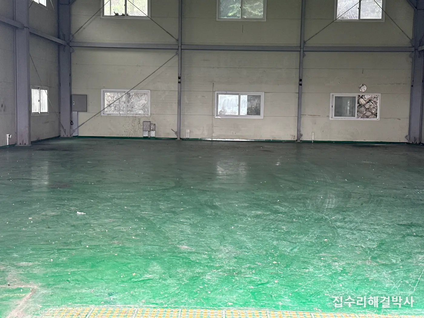 창고 나가면서 하는 청소 — 바닥부터 하면 두 번 합니다 시공 사진 2