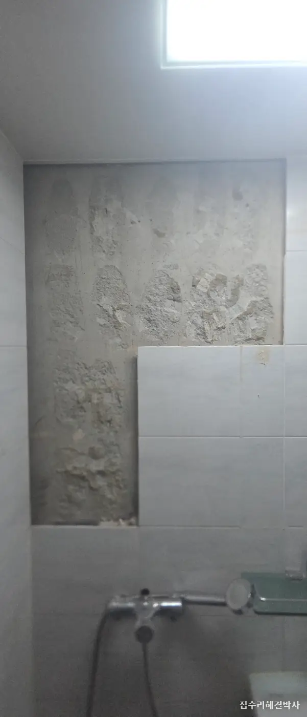 화장실 타일이 들뜨고 갈라질 때 — 벽에 남은 기름기가 원인이라 떡밥까지 걷어내고 다시 붙입니다 시공 사진 3