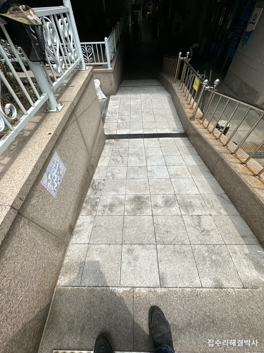비 오면 미끄러운 대리석 경사로 — 맨들해진 버너석을 다시 버너작업으로 까끌하게 시공 사진 6