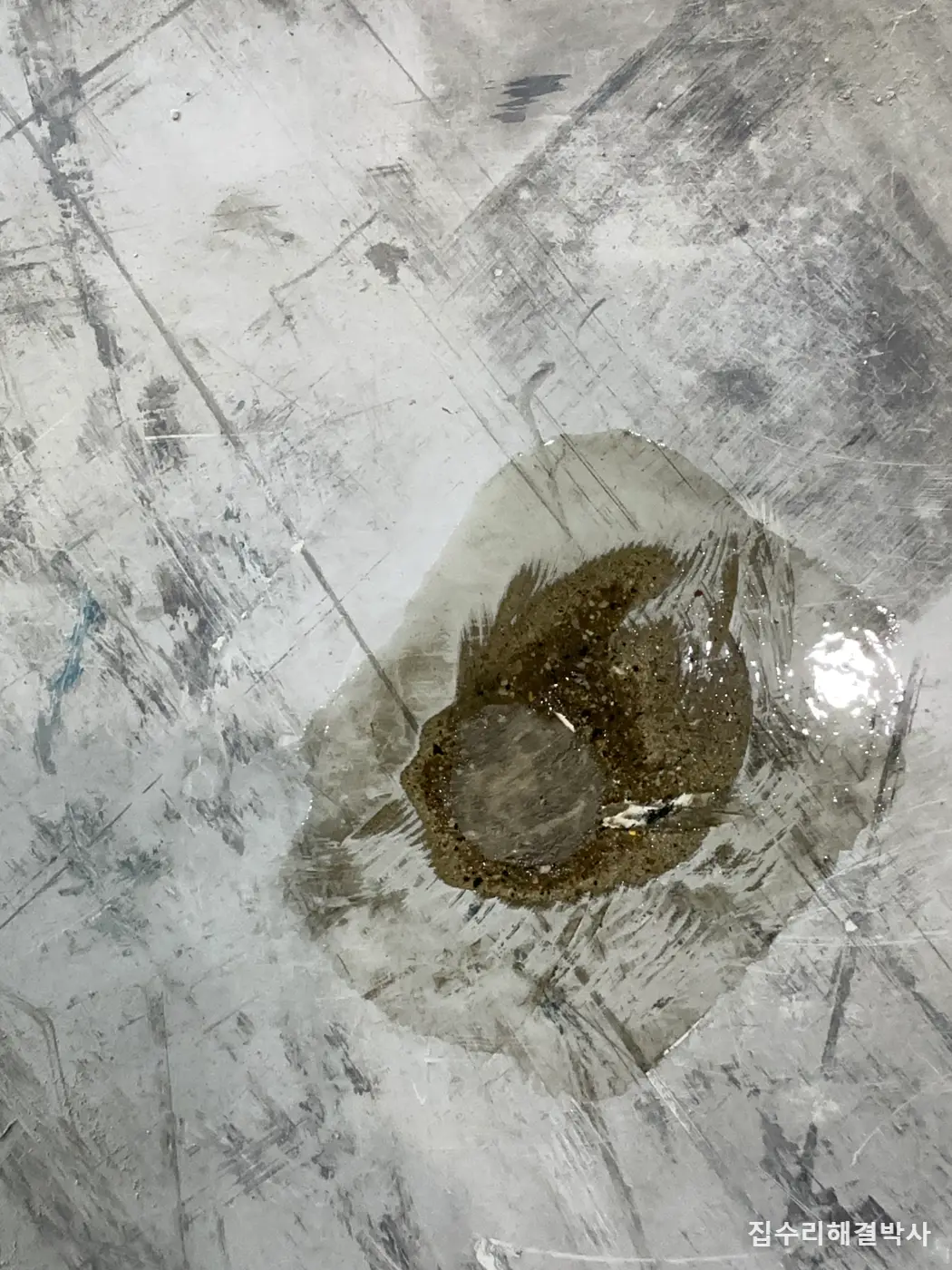 김포  임대 끝난  창고 바닥 랙 철거후 남은 앙카 제거 —  그라우트로 와 에폭시로 바닥 복원 시공 사진 6