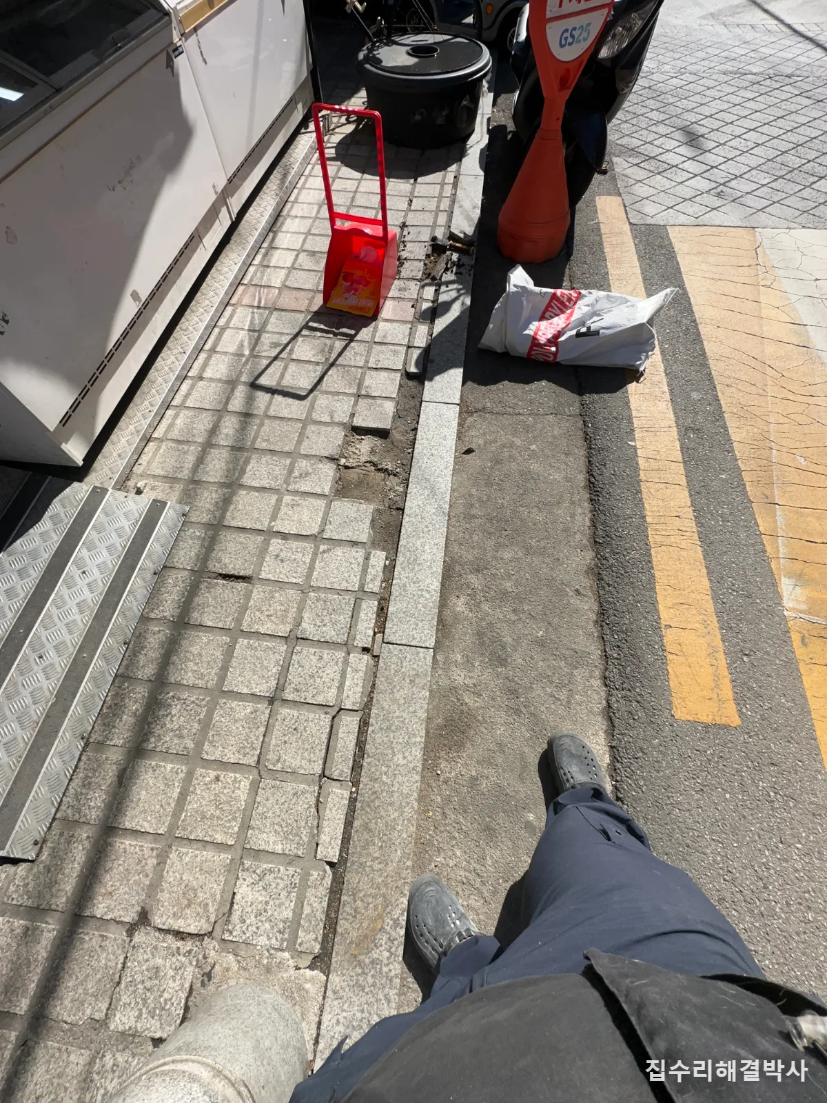 상계동 건물 출입구 화강석 타일 덜컥거림  깨진 줄눈 철거하고 판을 직접 재단해 교체 시공 사진 7
