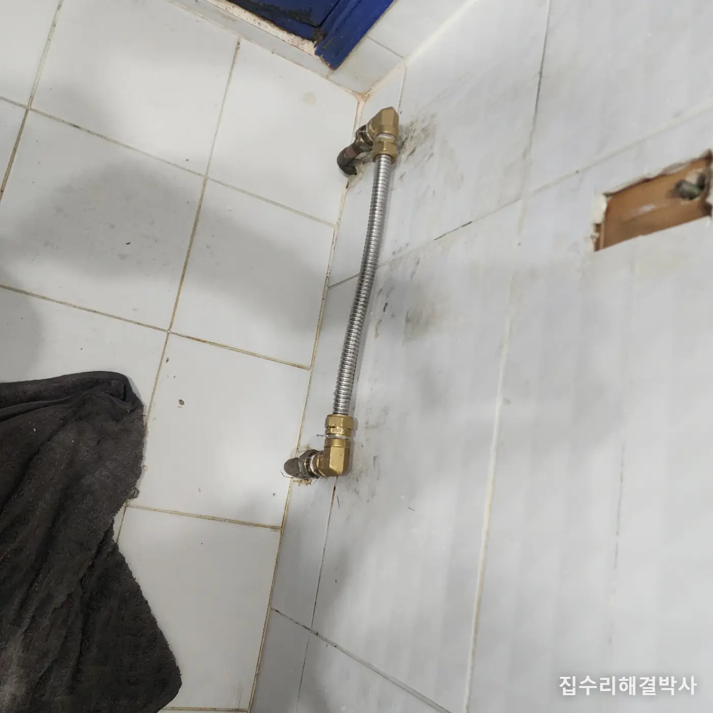화장실 라디에이터에서 물이 샐 때 — 떼어내고 스텐 주름관으로 직관 연결하는 방법 시공 사진 7