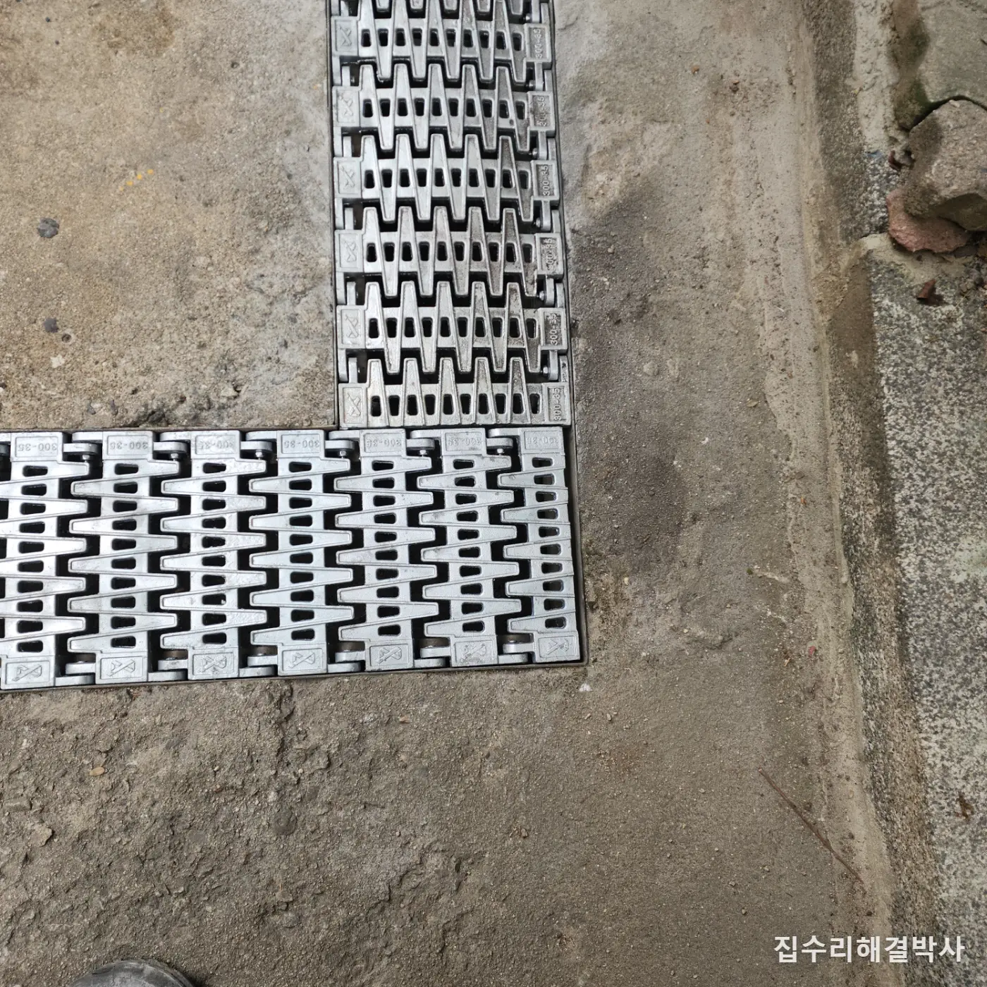 무소음 트렌치는 그냥 얹는 게 아닙니다 — 시멘트를 절개해 자리부터 만듭니다 시공 사진 5