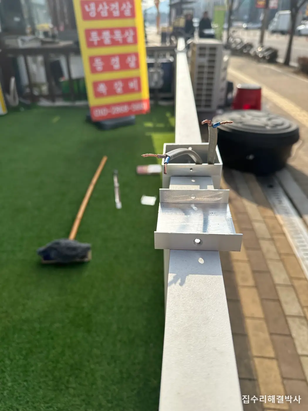 손님이 기대다 부서진 테라스 난간 — 데크가 아니라 하부 각파이프에 직접 고정 시공 사진 3