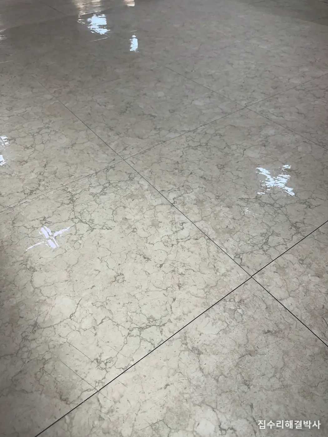 묵은 때 낀 데코타일, 철거만이 답은 아닙니다 — 세척하고 왁스로 살리는 방법 시공 사진 6