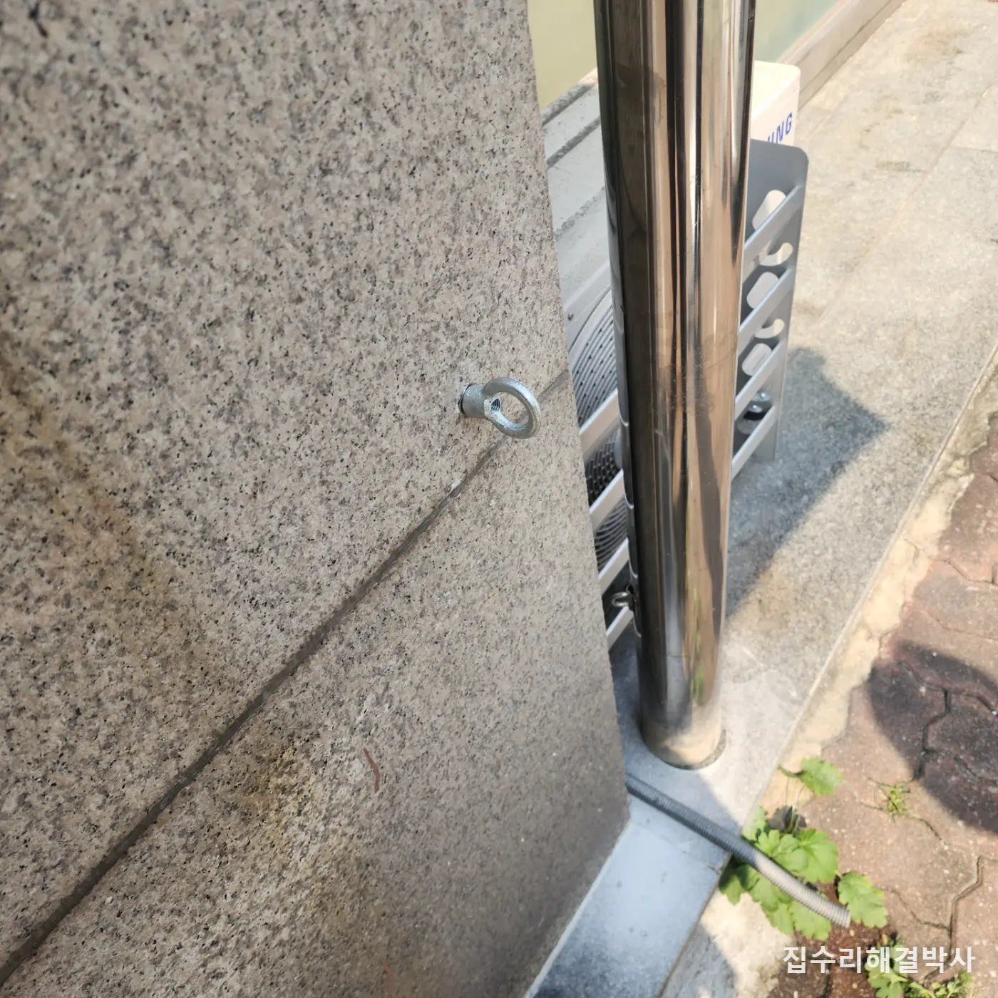 차에 들이받힌 매립 볼라드 재시공 — 건물 대리석 벽에 체인 걸 아이볼트 체결 시공 사진 7