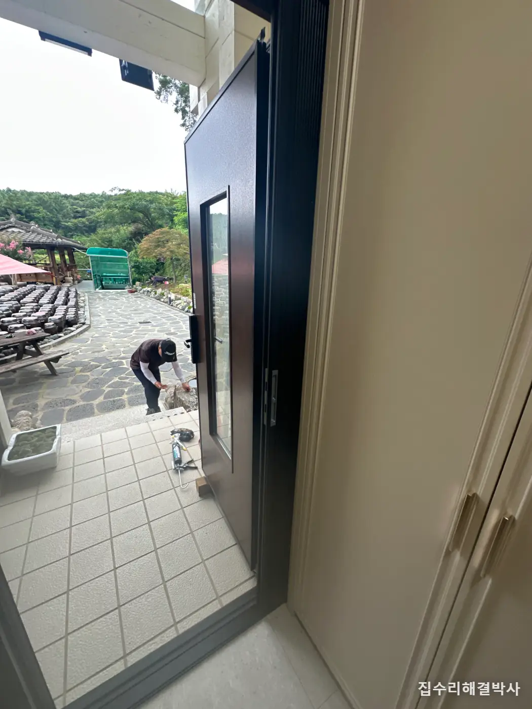 현관 롤방충망 틈으로 모기가 들어올 때 — 알루미늄 풀타공 폴딩방충망으로 교체 시공 사진 5