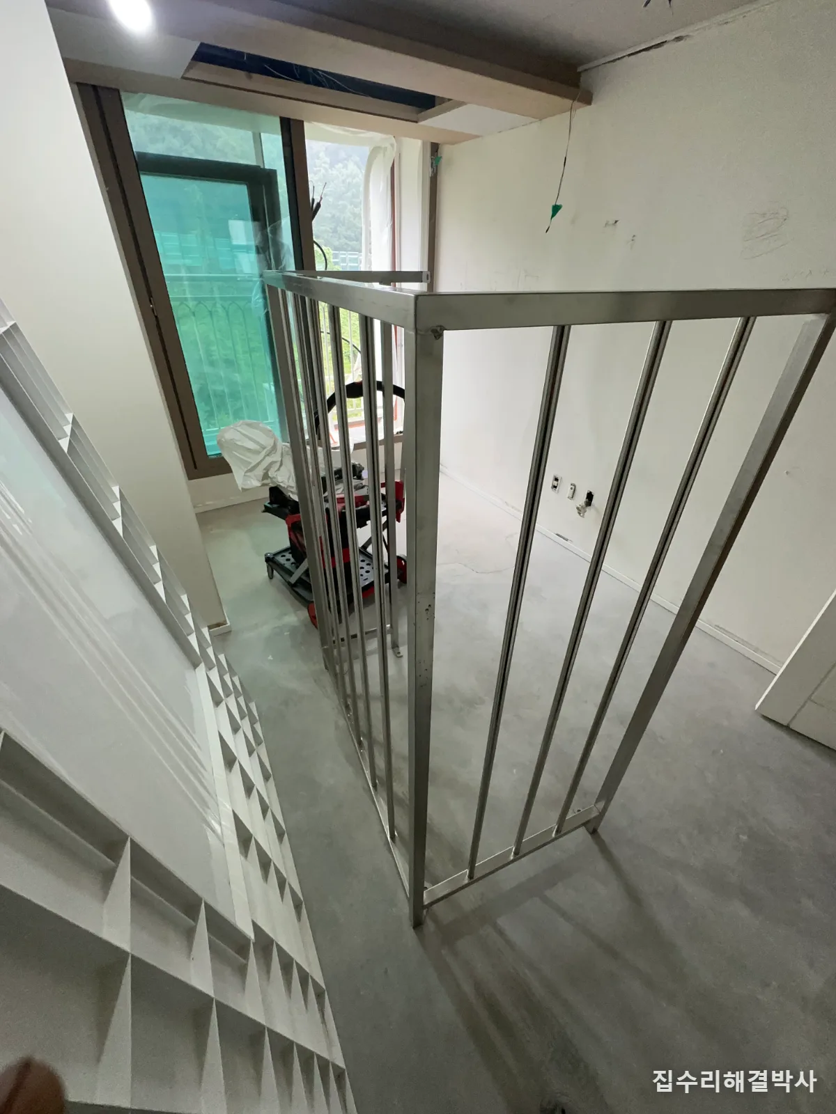 남양주 시스템 에어컨 설치 거부 — 베란다 발코니 실외기 안전난간 철거하고 SUS304로 새로 제작 시공 사진 3