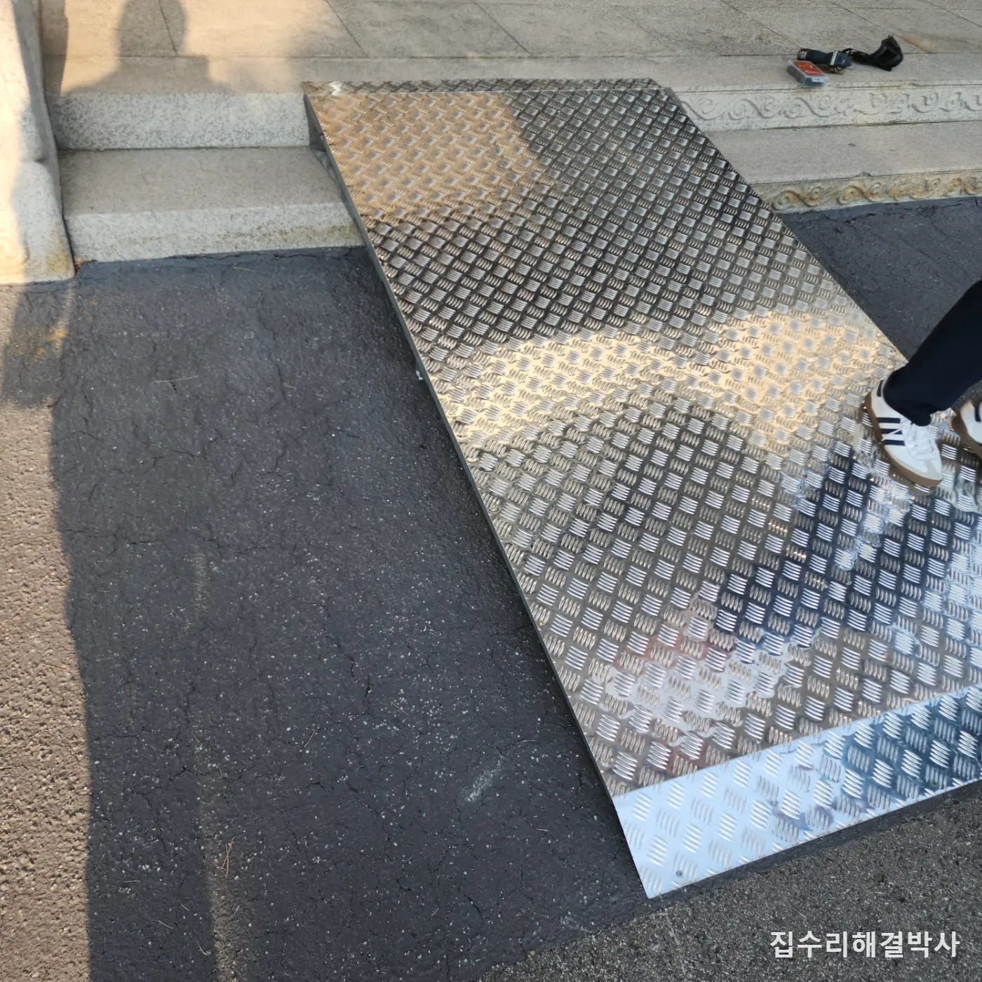 대리석 계단을 뚫지 않고 세우는 경사로 — 행사 끝나면 흔적 없이 걷어냅니다 시공 사진 5