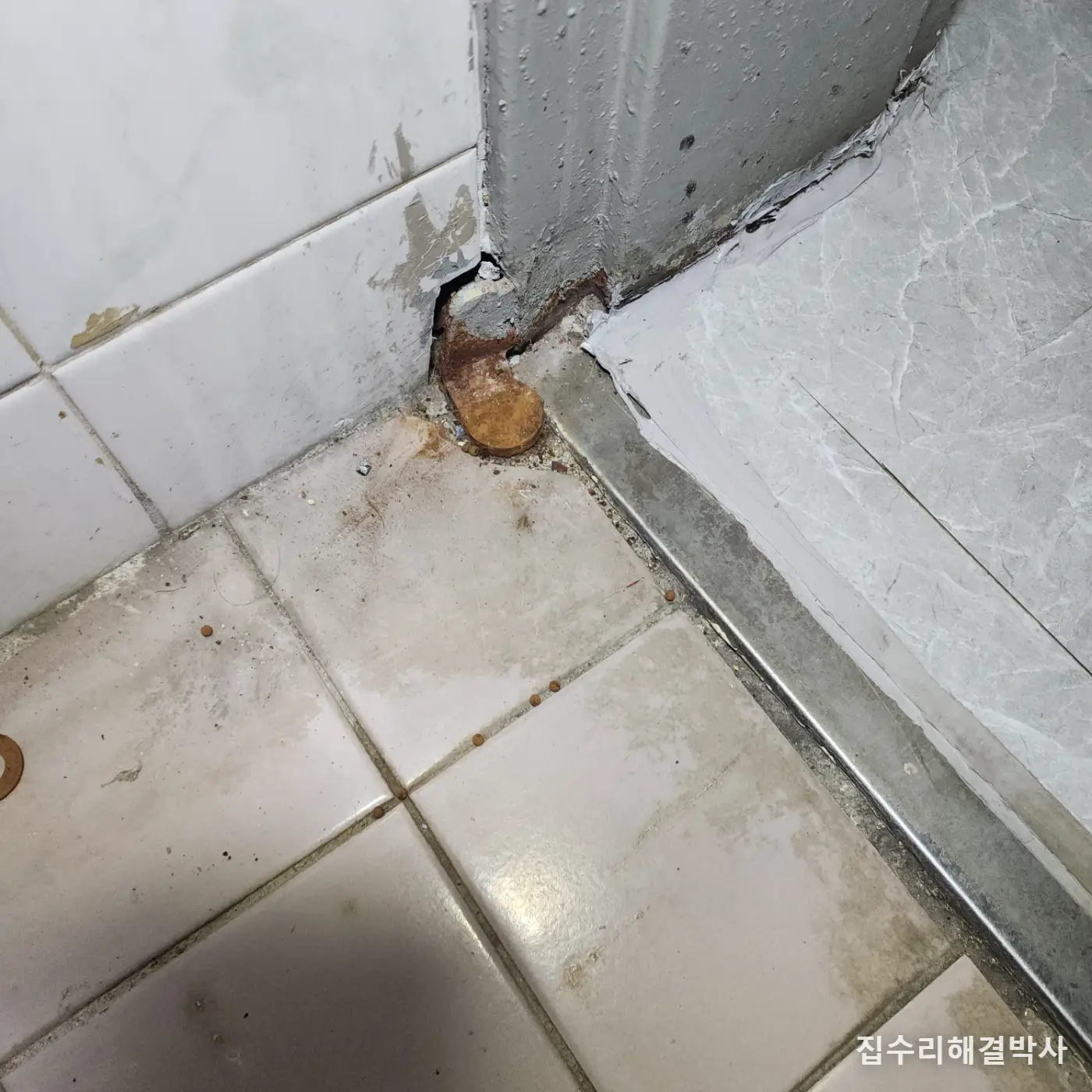 상가 화장실 방화문 힌지가 빠져 덜렁거릴 때 — 하부 경첩 절삭 후 새 힌지 용접 시공 사진 1