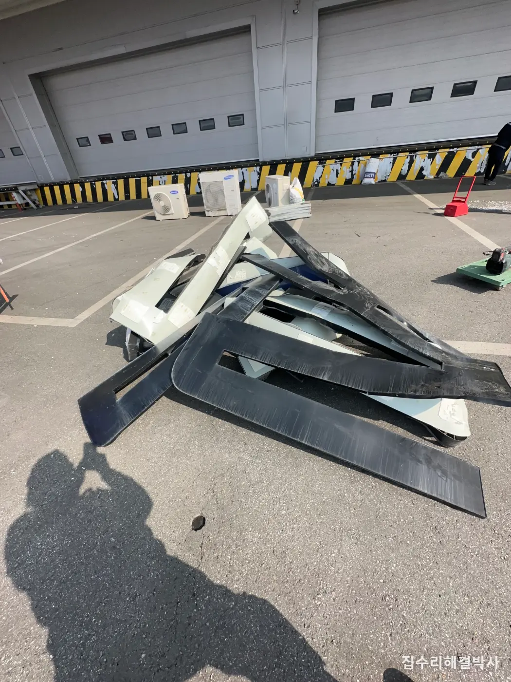 물류창고 외벽 판넬 간판 철거 — 필름·접착제·물때까지 걷어내 판넬을 되돌린 방법 시공 사진 5