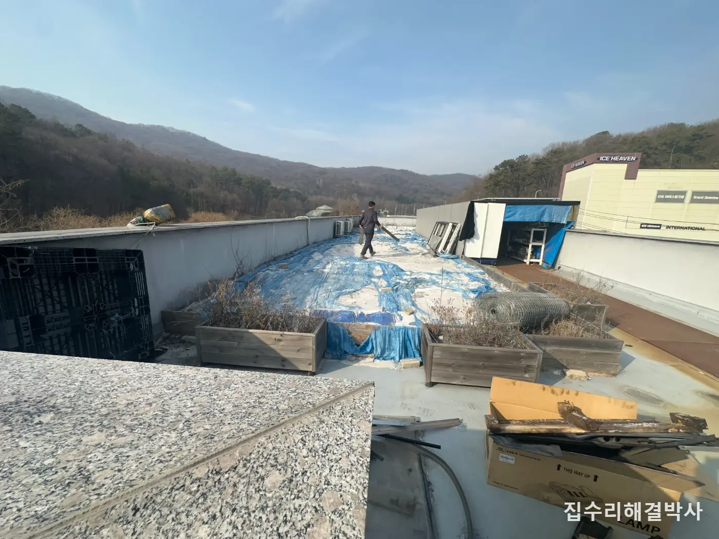 옥상 화단이 누수의 원인이 됩니다 — 화분과 폐기물도 마찬가지입니다 시공 사진 1