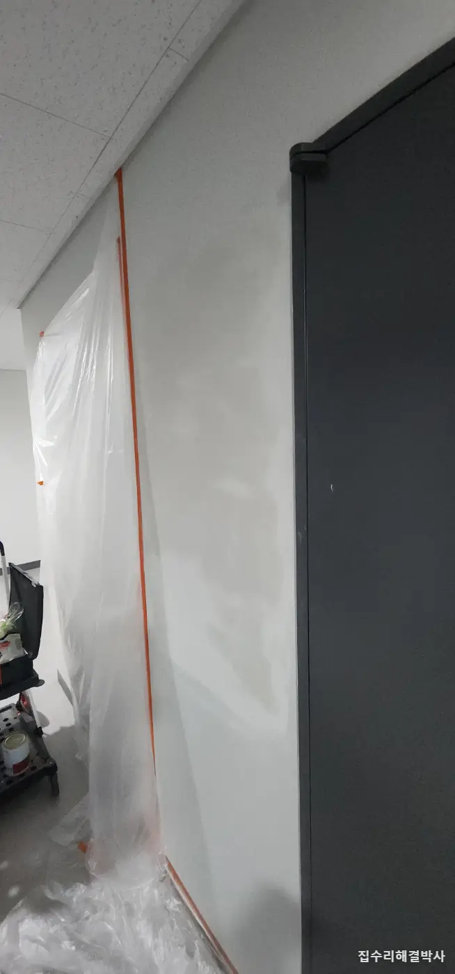 간판 떼다 석고가 뜯겨 나갔다면 — 두껍게 한 번보다 얇게 다섯 번입니다 시공 사진 2