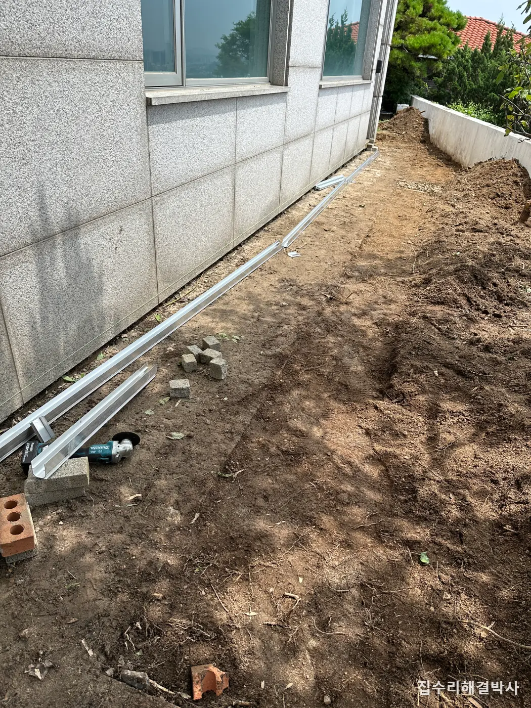 대리석 외벽에 이끼 끼는 주택 마당 — 하수도마다 구배 맞춘 알루미늄 트렌치 시공 사진 5