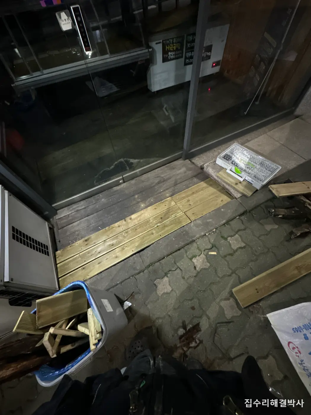 오토바이 사고로 부서진 데크 하지 — 지지대 높이를 하나씩 맞춰 새로 시공 시공 사진 6