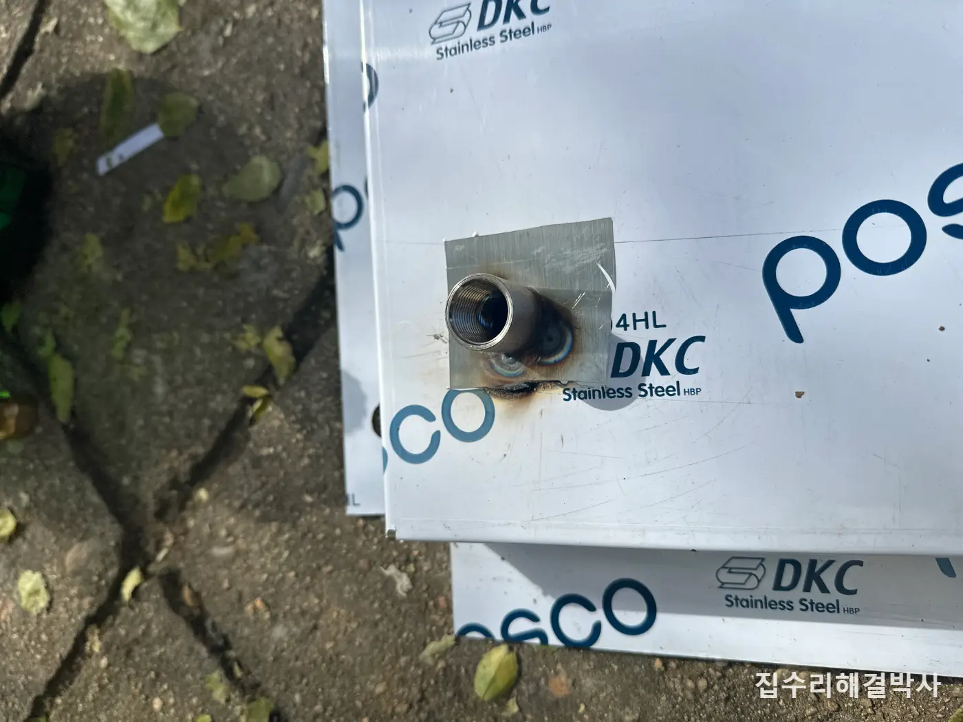 위층 누수를 못 잡는 아파트 보일러실 — 천정 전체를 덮는 유도드레인 물받이 시공 사진 2