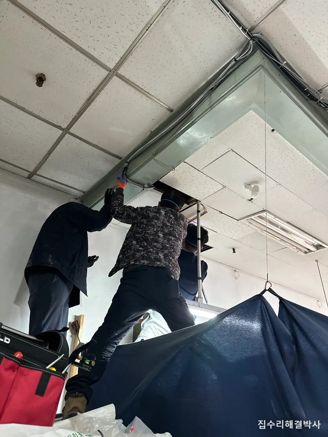 오래된 상가 천장석고가 깨졌는데 단종이라면 — 같은 자재를 구해 깨진 곳만 교체 시공 사진 1