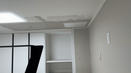 윗집 누수로 천정과 벽이 상했을 때 — 도배부터 하면 안 되는 이유와 복층 오피스텔 복구 순서 작업 전