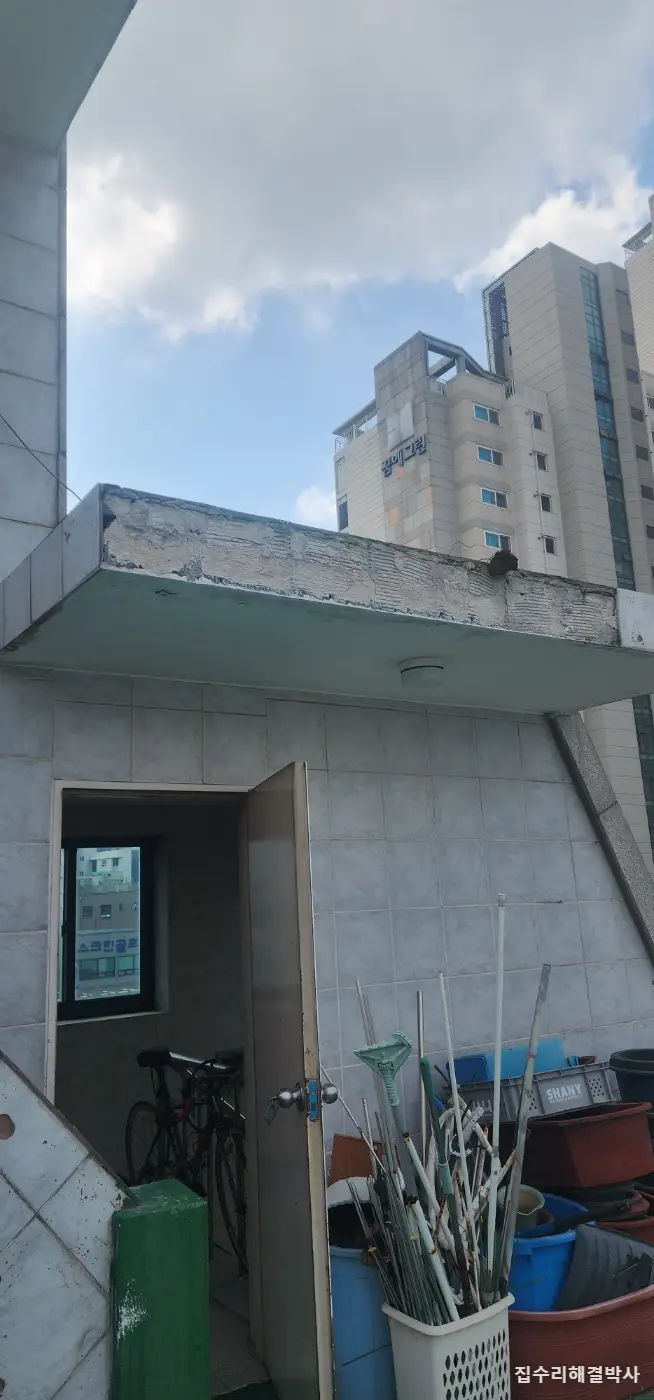 빌딩 옥상 외벽 타일이 떨어질 때 — 한 면만 철거하고 1cm 두께 타일로 다시 붙이는 방법 시공 사진 1