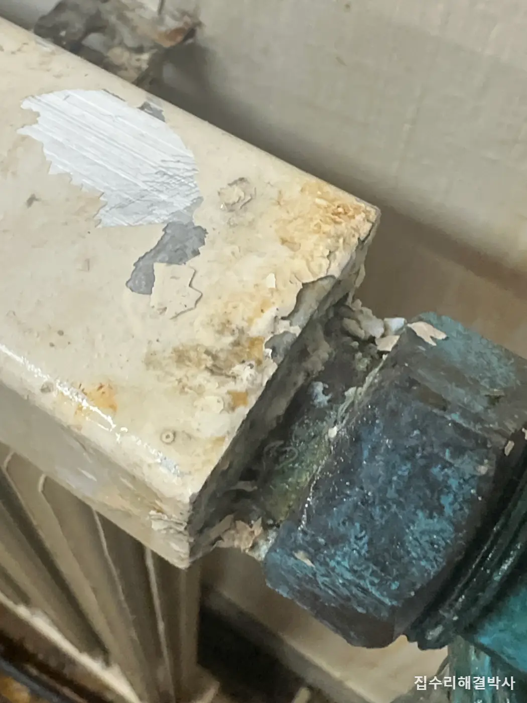 라디에이터에서 물이 샐 때 — 떼어내는 것보다 떼어낸 자리를 잇는 것이 일입니다 시공 사진 3