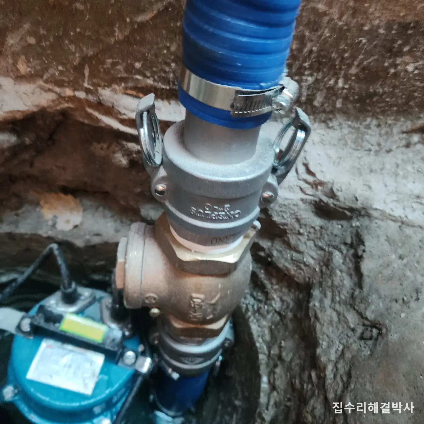 지하 계단에 물이 고일 때 — 습식코어로 집수정 만들고 압상고 맞는 모터 앉히기 시공 사진 4