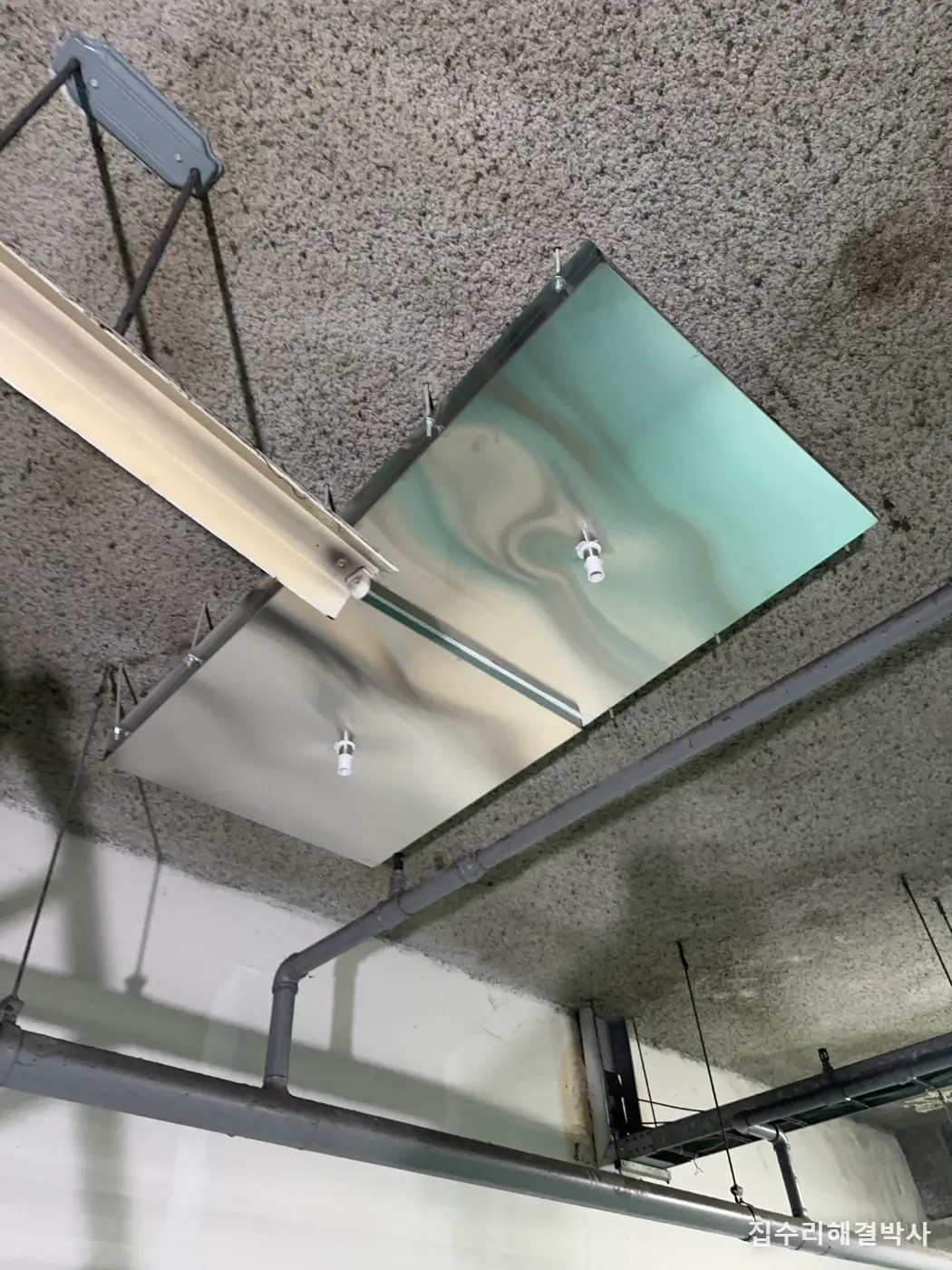 지하주차장 천장 누수 물받이는 넉넉하게 — 인젝션 뒤에 물길이 바뀝니다 시공 사진 5