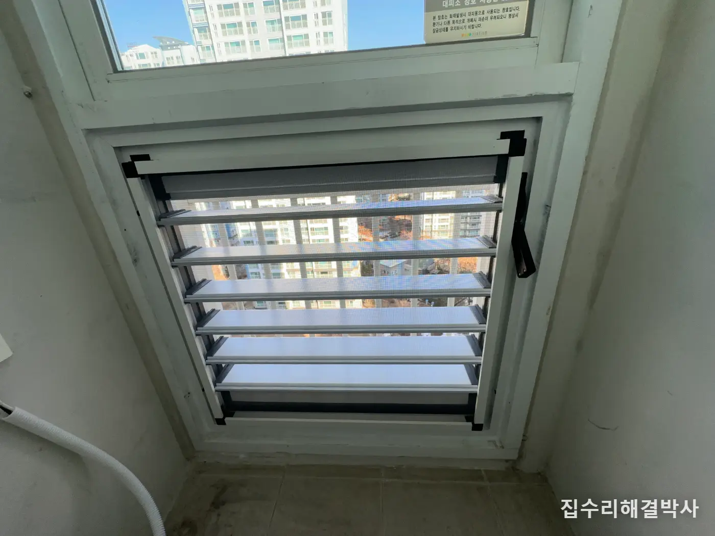 실외기에 막혀 못 고친 루버창과 안 닫히는 문 — 실외기 떼고 교체, 지지대 개조 시공 사진 7