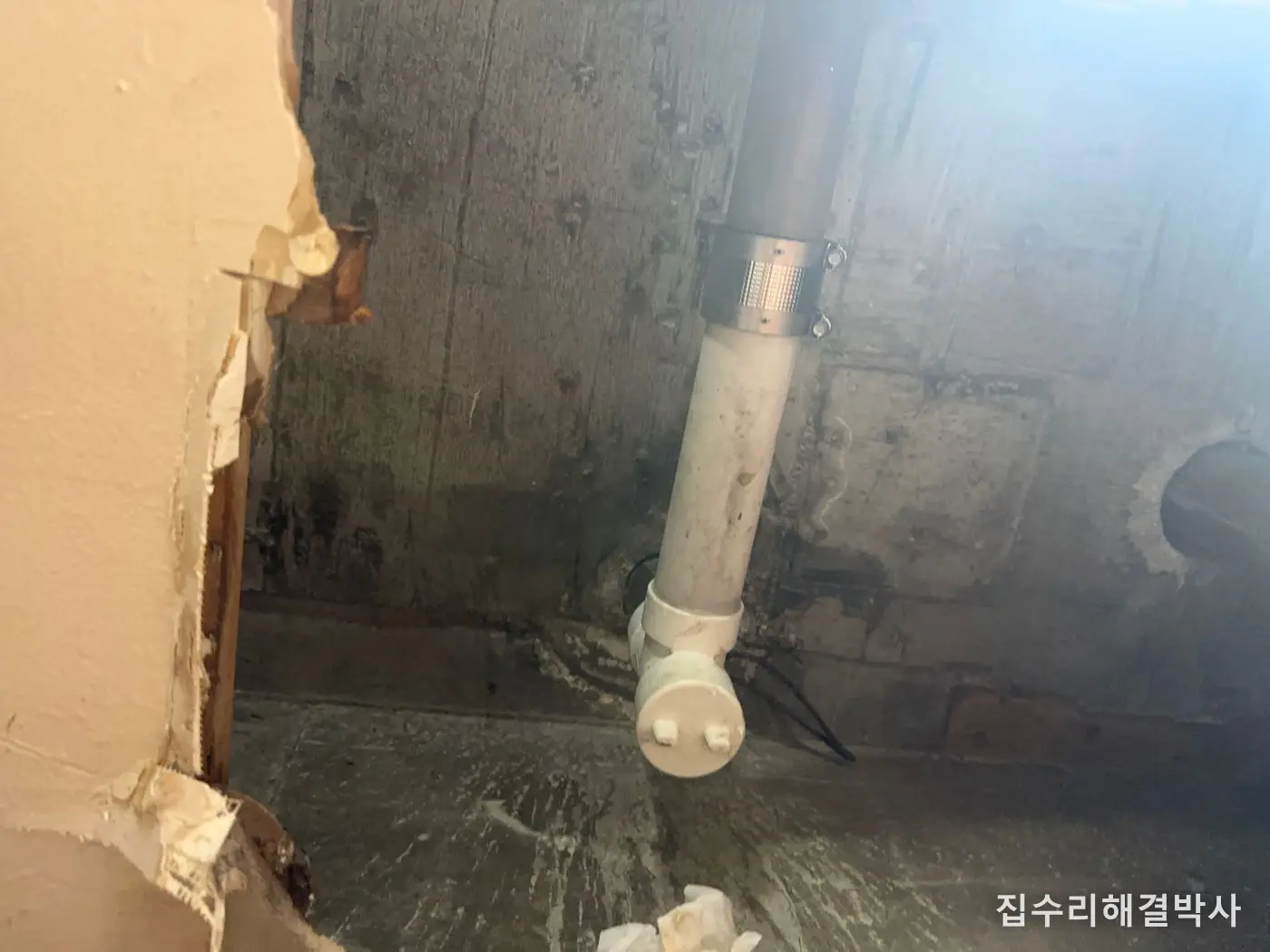 PVC 배관으로 재시공한 천장 속 — 석고보드 복원 전