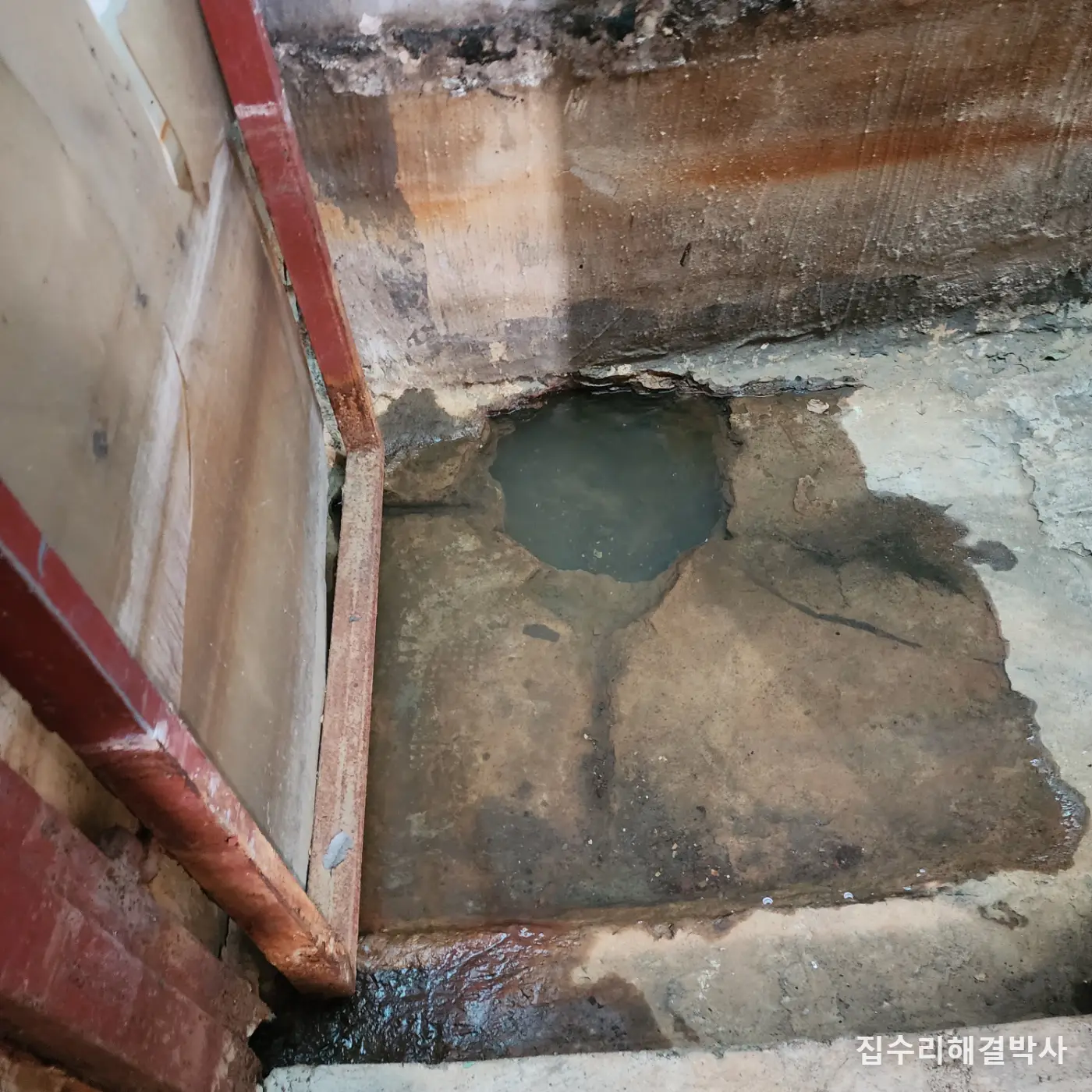 지하 계단에 물이 고일 때 — 습식코어로 집수정 만들고 압상고 맞는 모터 앉히기