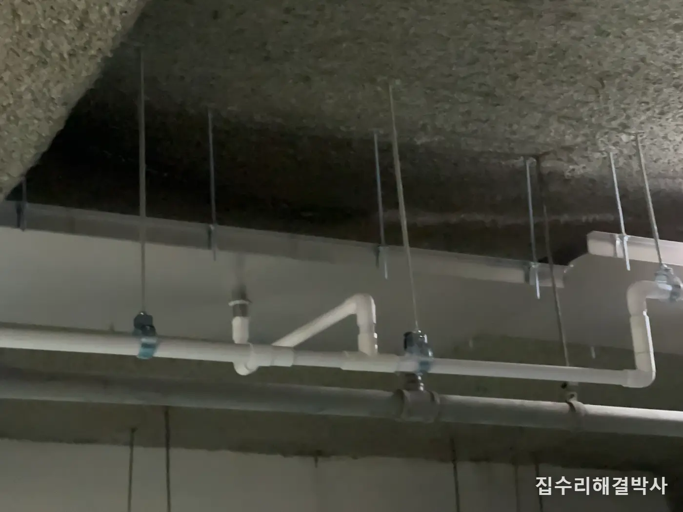 인젝션작업 하고나서도 천정 누수 생기는 아파트 지하주차장   — 스텐 물받이와 배관으로 인젝션 실패 해결 대표 사진