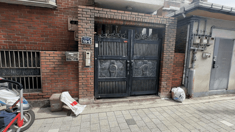 힌지가 휘어 멈춘 알루미늄 대문 — 힌지 교체·보강과 알루미늄을 권하지 않는 이유 작업 후