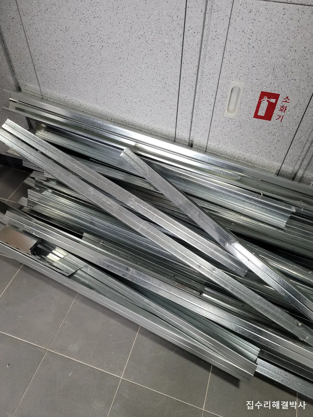 현관 앞 알파룸 철거 — 빙 돌아 들어가던 집을 거실로 트는 부분철거 시공 사진 8