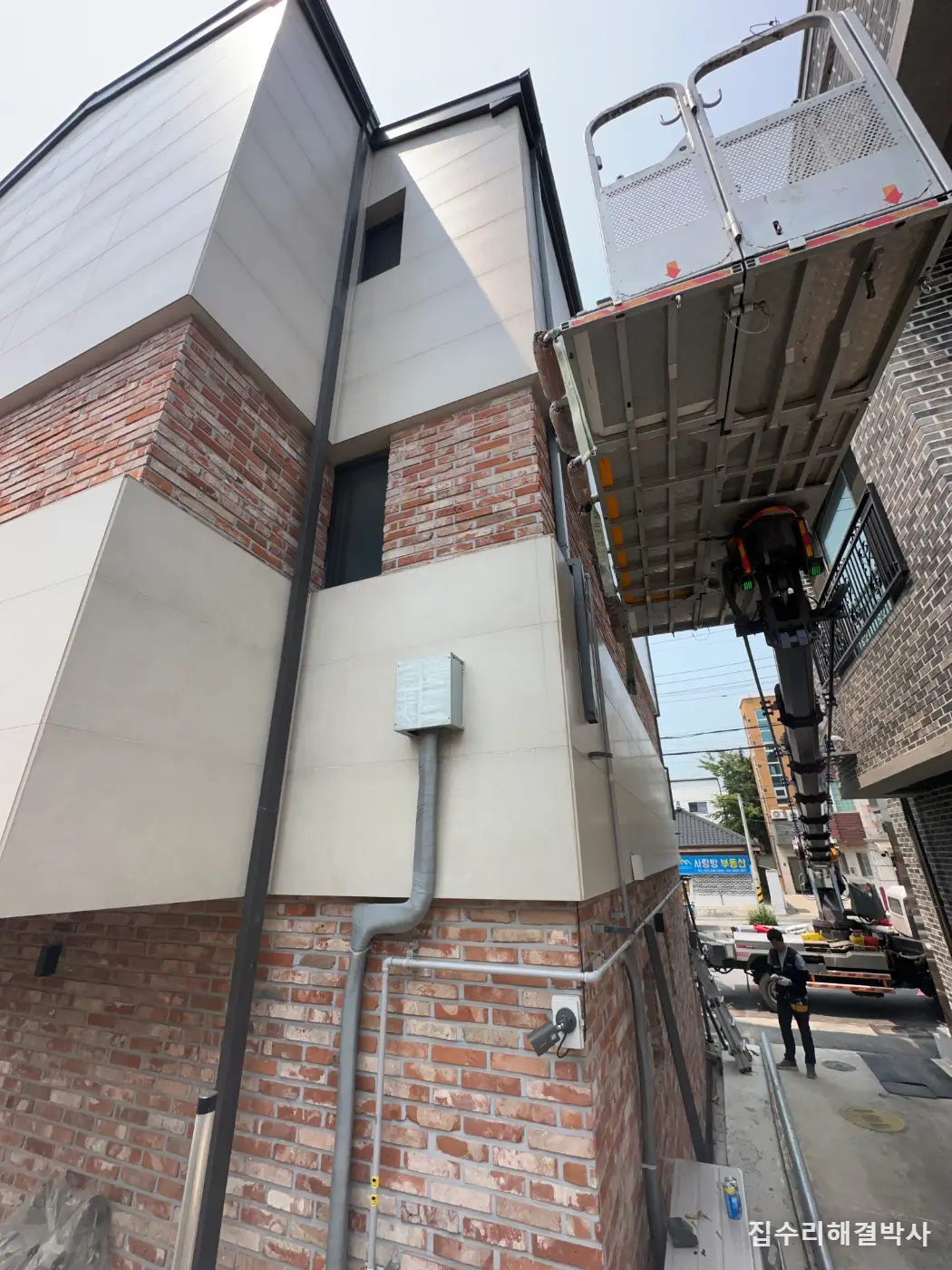 빗물관 꺾인 곳에서 후두두 소리가 날 때 — 벽을 타공해 위에서 아래까지 일자로 내리는 방법 시공 사진 6