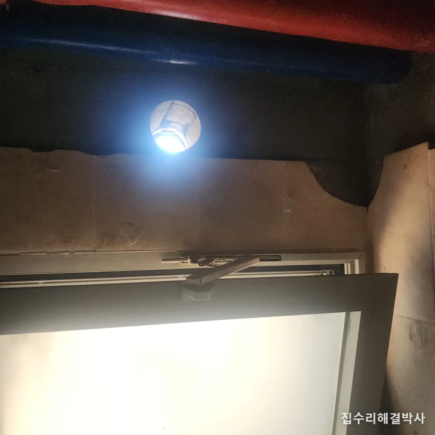 화장실에 환기구가 아예 없다면 — 인테리어 전에 뚫어야 마감을 안 뜯습니다 시공 사진 3