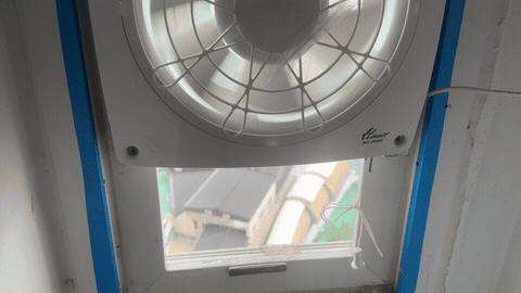 실외기실 열이 안 빠질 때 — 조그만 창문에 50mm 각파이프 가이드로 환풍기 작업 후