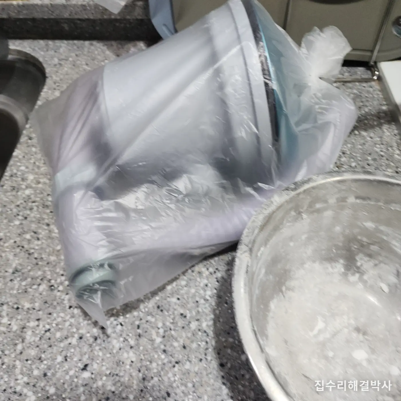 음식물분쇄기를 떼어내도 냄새가 남는 이유 — 배관에 찌꺼기가 쌓여 있습니다 시공 사진 3