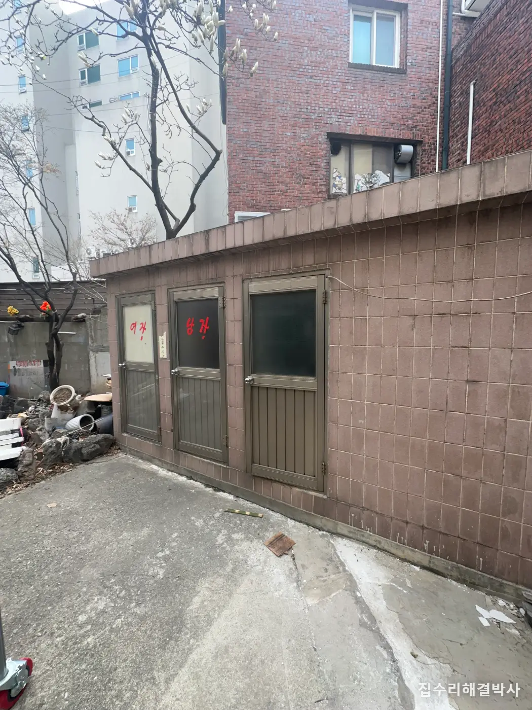 주차 구획이 모자랄 때 — 외부 화장실을 없애지 않고 줄이는 방법 대표 사진