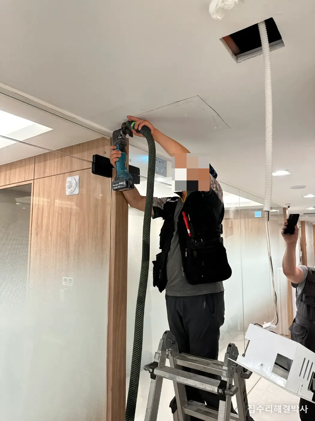 아래층 천장에서 물이 떨어질 때 — 천정을 다 뜯지 말고 점검구부터 내세요 시공 사진 3