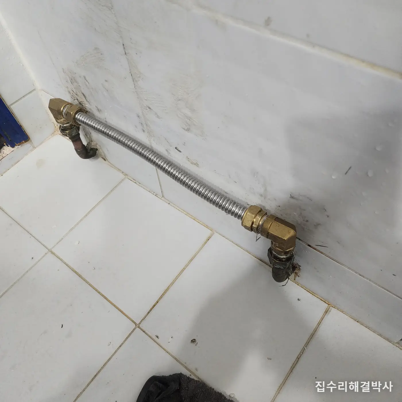 화장실 라디에이터에서 물이 샐 때 — 떼어내고 스텐 주름관으로 직관 연결하는 방법 시공 사진 5